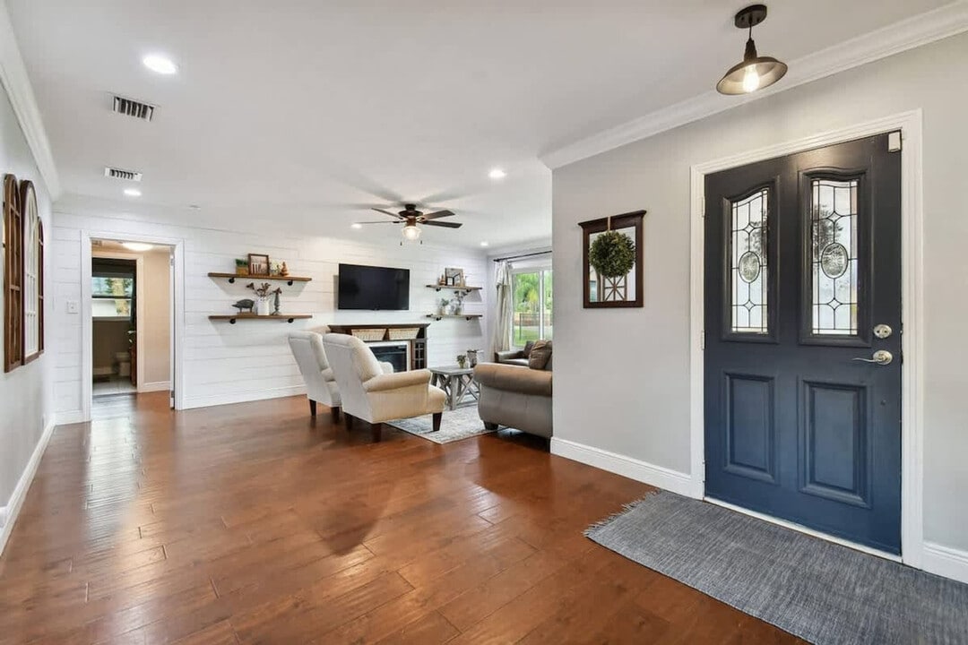 907 Crenshaw Lake Rd in Lutz, FL - Building Photo