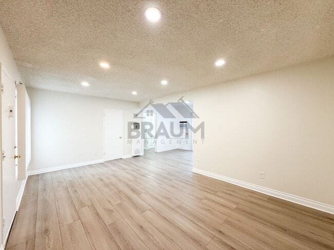 19401 Haynes St in Los Angeles, CA - Building Photo - Building Photo