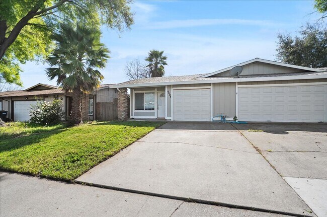 4006-4008 Tricia Way in North Highlands, CA - Foto de edificio - Building Photo