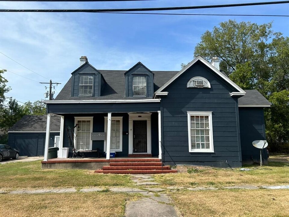 1142 Lyle St-Unit -4 in Beaumont, TX - Building Photo