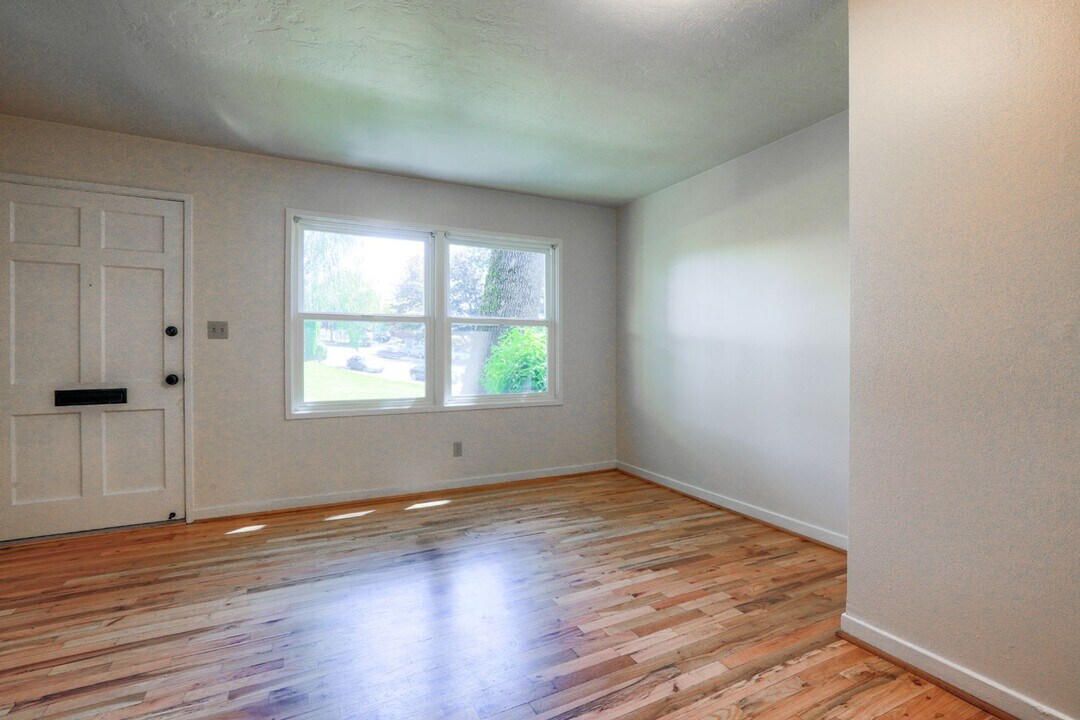 10299 SW Eastridge St in Portland, OR - Building Photo