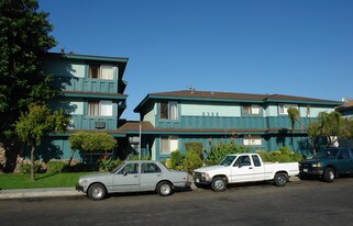 Pine Crest Villa in San Gabriel, CA - Building Photo