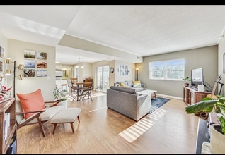 245 Burlington Ave, Unit 209 in Clarendon Hills, IL - Building Photo - Building Photo