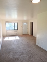 472 Hoodridge Dr in Castle Shannon, PA - Building Photo