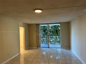 484 NW 165th St in Miami, FL - Building Photo - Building Photo