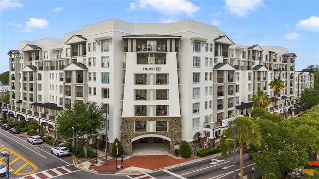 property at 2305 Edgewater Dr