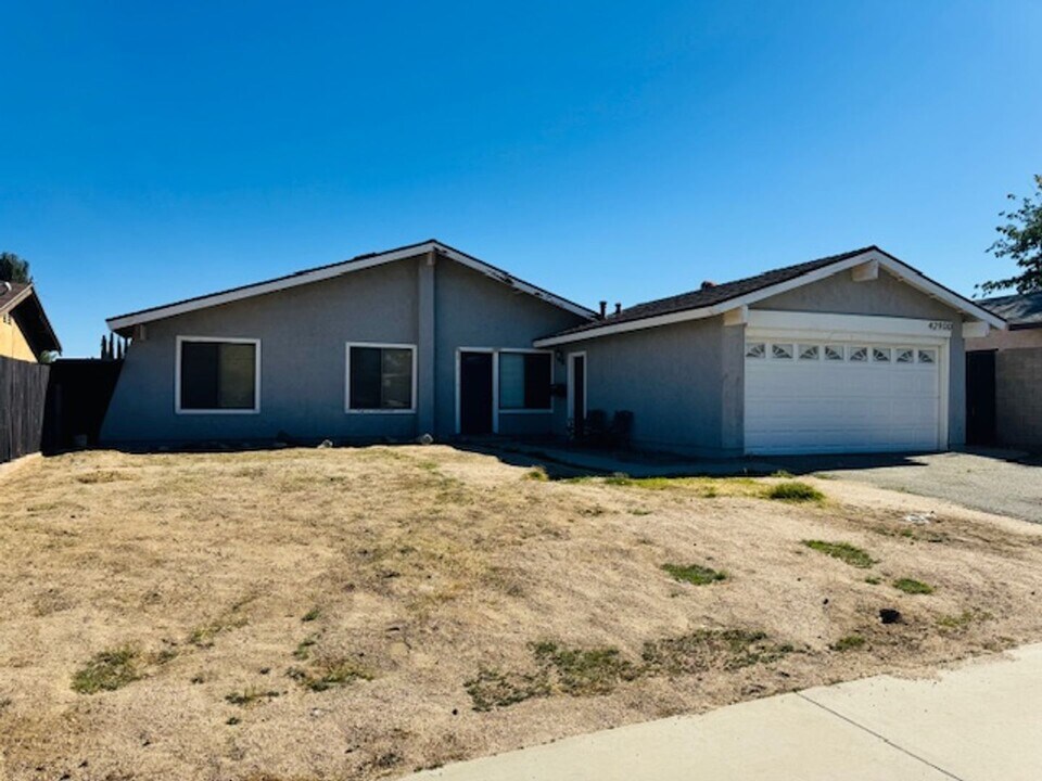 42900 Yew St in Lancaster, CA - Building Photo