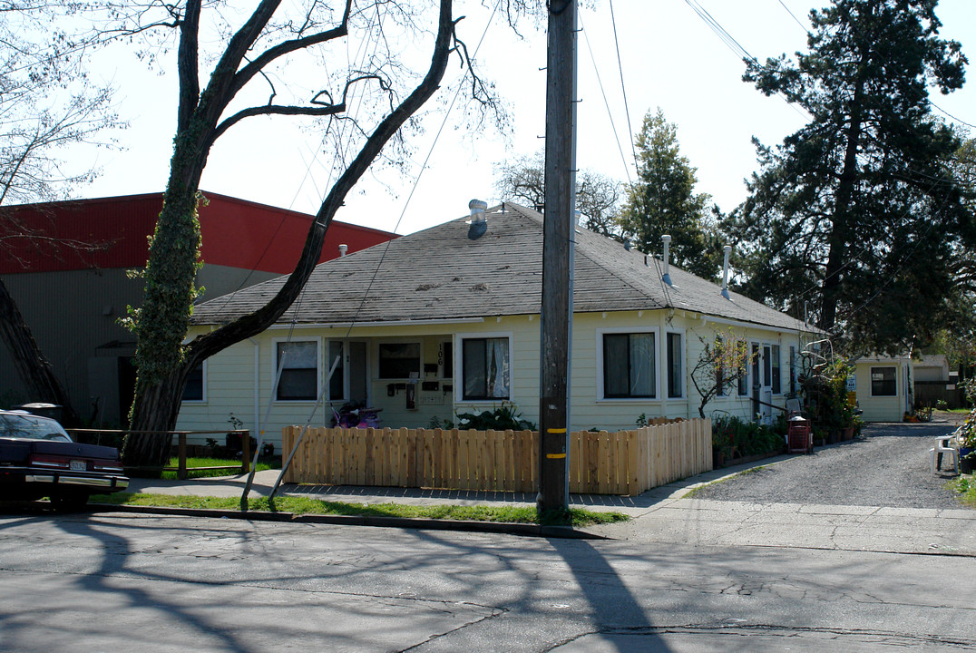 106 Sebastopol Ave in Santa Rosa, CA - Building Photo