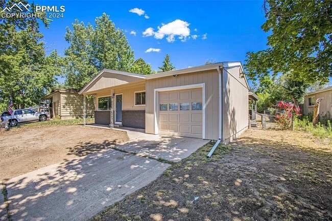 1704 Newcastle St in Colorado Springs, CO - Foto de edificio - Building Photo