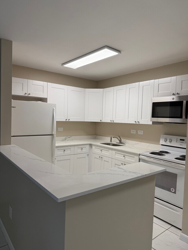 805 NE 199th St in Miami, FL - Building Photo - Building Photo
