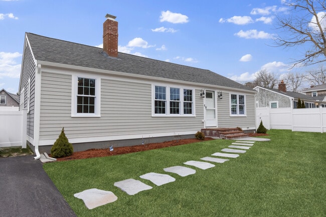 7 Water St in West Yarmouth, MA - Foto de edificio - Building Photo