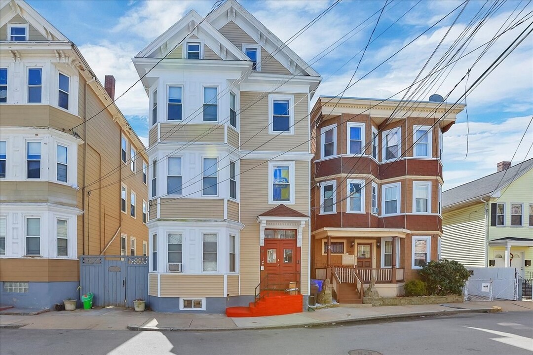 10 Bynner St, Unit 2 in Boston, MA - Foto de edificio