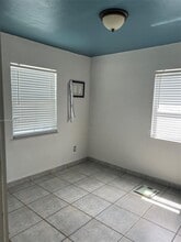 7595 SW 28th Street Rd in Miami, FL - Foto de edificio - Building Photo