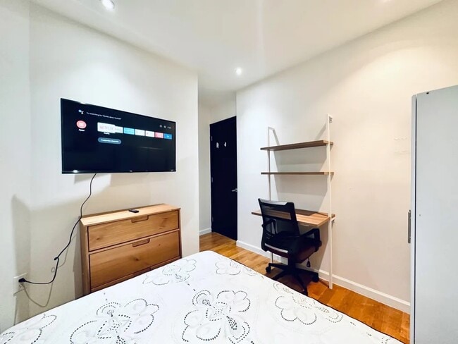 Furnished room/NOT APARTMENT, Unit 6A in New York, NY - Building Photo - Building Photo