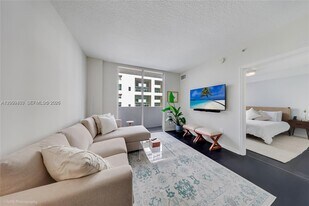115 SW 11th St, Unit 505 in Miami, FL - Building Photo