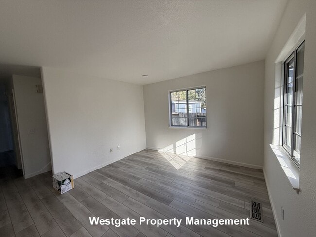 737 Judith Ct in Petaluma, CA - Foto de edificio - Building Photo