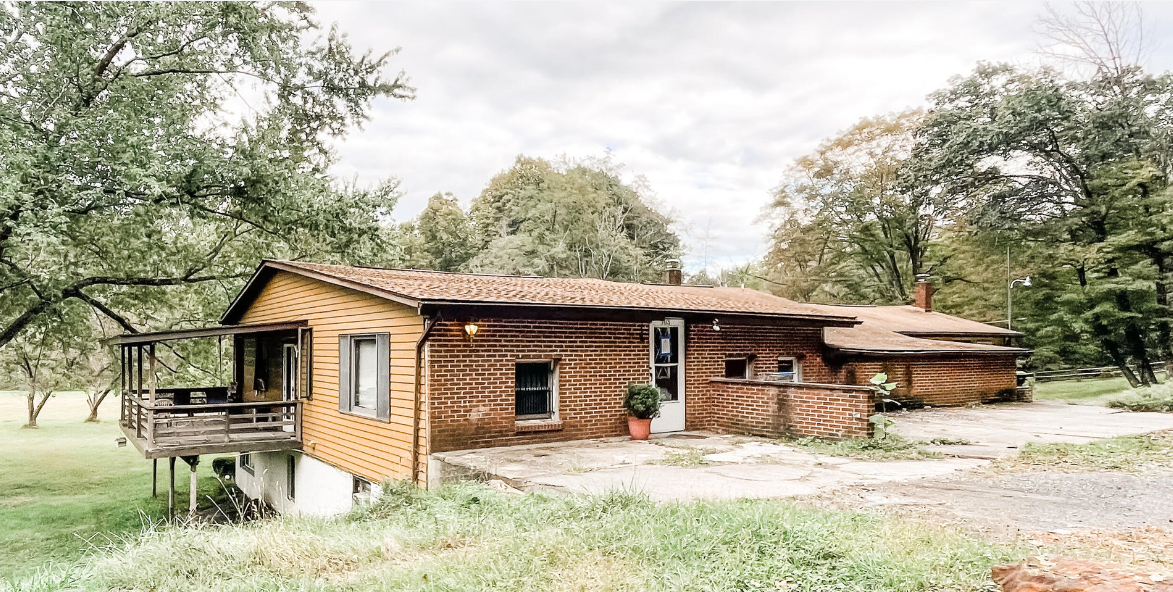 393 Powerhouse Ln in Stroudsburg, PA - Building Photo