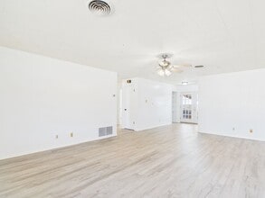 100 NW Hills Dr in Fredericksburg, TX - Building Photo - Building Photo