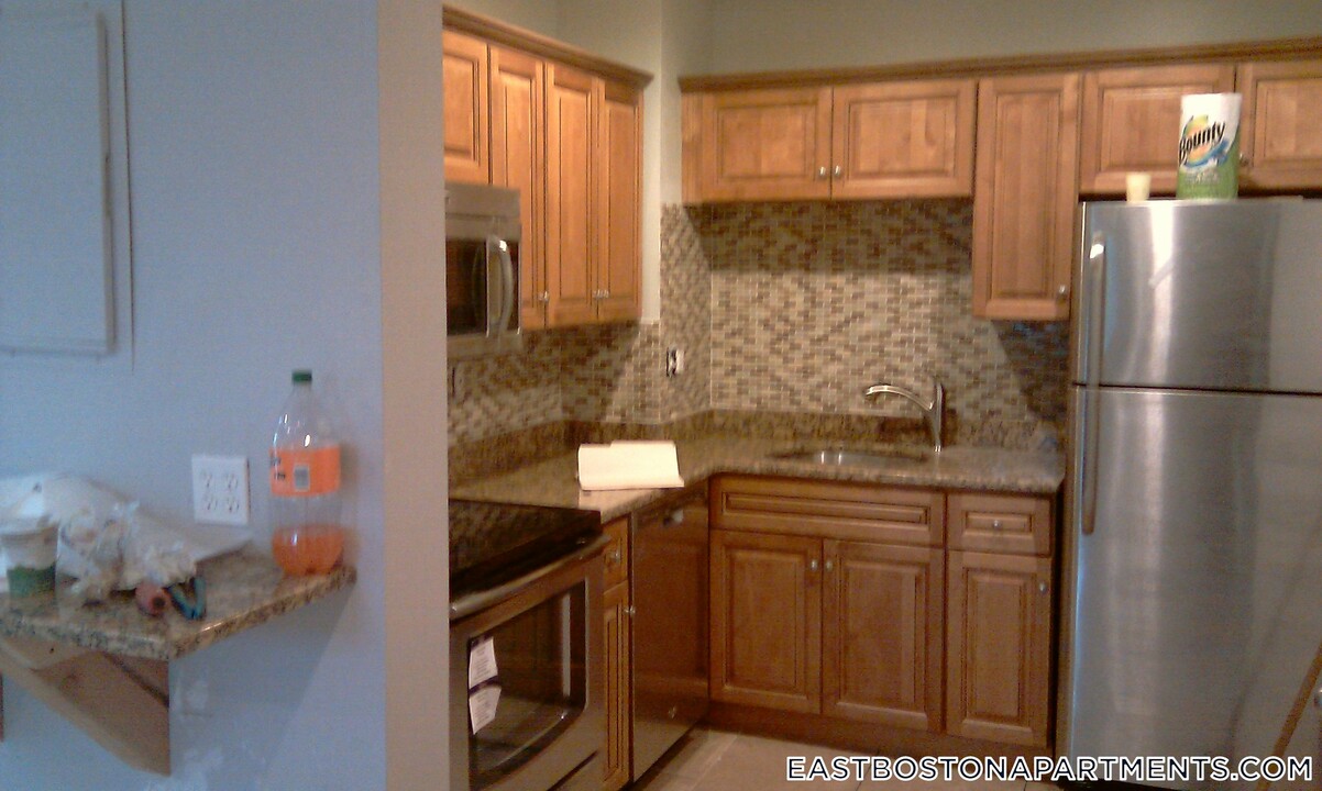 212 Maverick St in Boston, MA - Building Photo