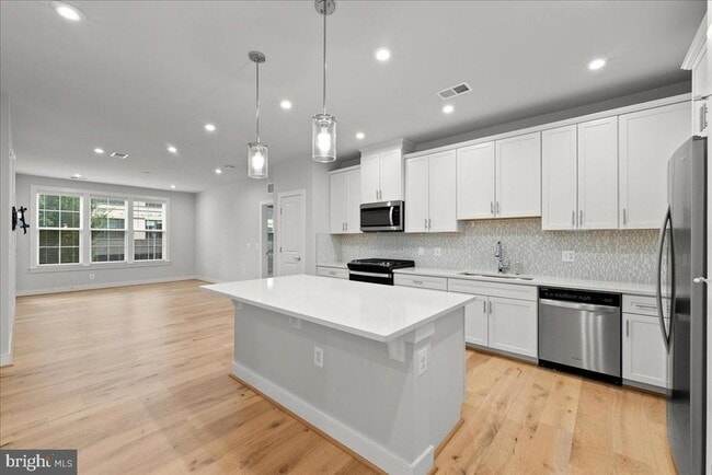 2320 Field Point Rd, Unit 103 in Herndon, VA - Building Photo - Building Photo