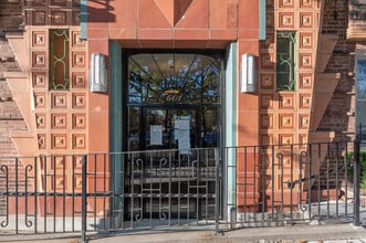 601 Pelham Pky N in Bronx, NY - Foto de edificio - Building Photo