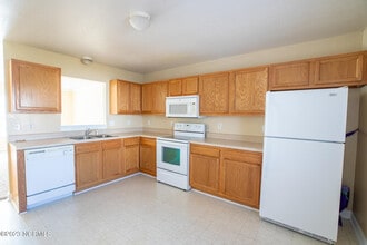 305 Ashwood Dr in Jacksonville, NC - Building Photo - Building Photo