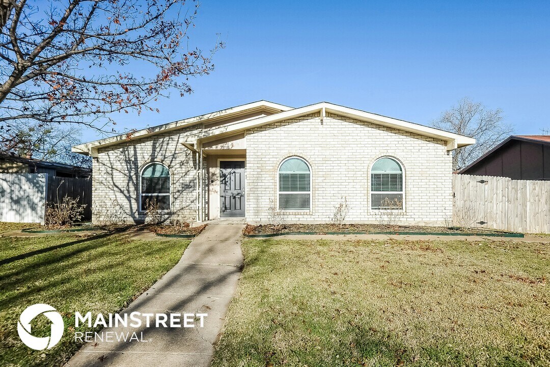 7235 Long Canyon Trail in Dallas, TX - Building Photo