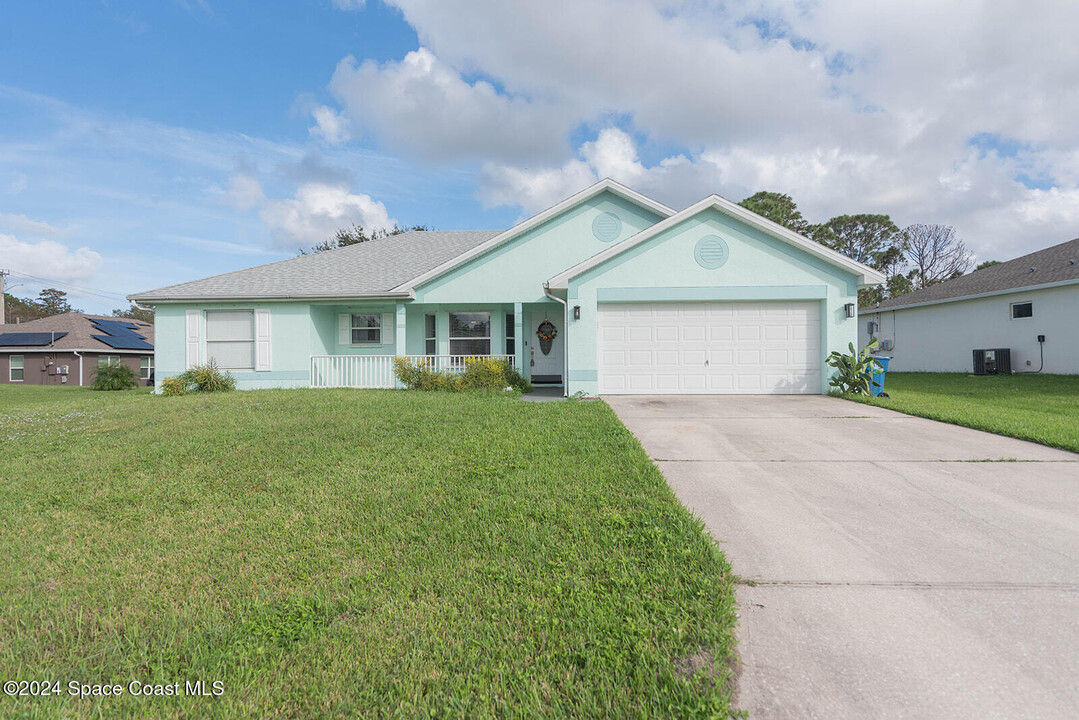 721 Taluga Ave SE in Palm Bay, FL - Foto de edificio