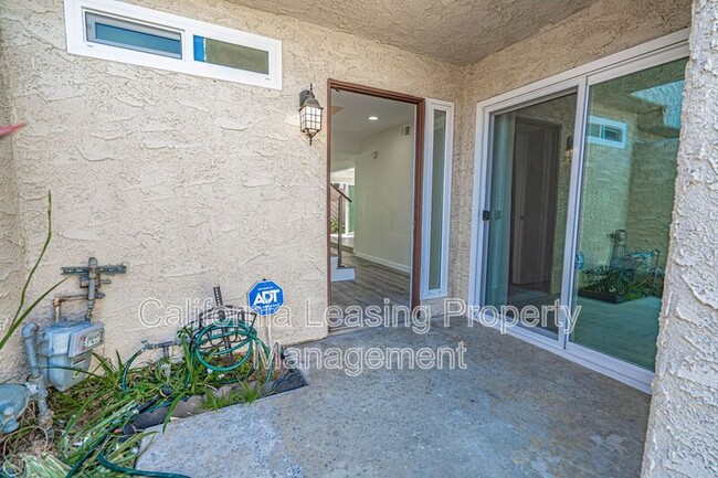 9025 Willis Ave in Los Angeles, CA - Building Photo - Building Photo