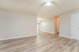 4964 Galbraith Cir in Stone Mountain, GA - Foto de edificio - Building Photo