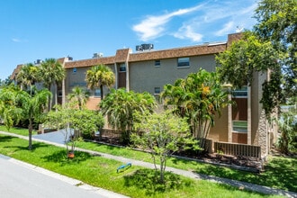 Lakeshore Apartments in St. Petersburg, FL - Foto de edificio - Building Photo