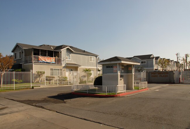 Westminster Park Plaza in Los Angeles, CA - Building Photo - Building Photo