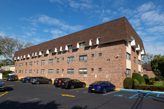 Elizabeth Gardens Corp. in Farmingdale, NY - Building Photo - Building Photo