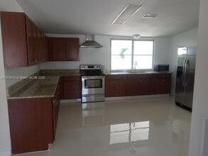 19800 SW 180th Ave in Miami, FL - Building Photo - Building Photo