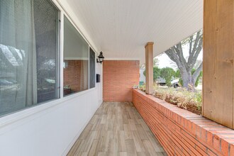 6026 Clarewood Dr in Houston, TX - Foto de edificio - Building Photo