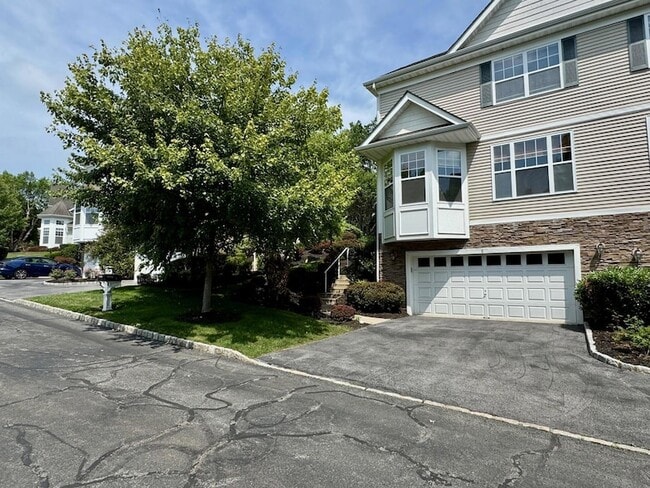 8 Green Ct in Middletown, NY - Building Photo - Building Photo
