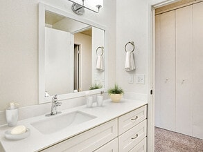 Sunset Station Apartments in Portland, OR - Building Photo - Building Photo