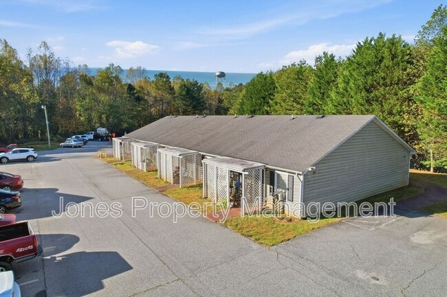 120 W 52 Bypass in Pilot Mountain, NC - Building Photo - Building Photo