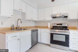 24 Sebastiani Blvd in Gaithersburg, MD - Building Photo - Building Photo