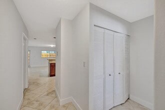 3055 Riverside Dr in Coral Springs, FL - Building Photo - Building Photo