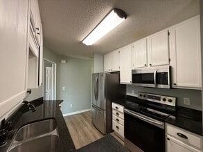 14357 Estates Ave in Apple Valley, MN - Building Photo - Building Photo