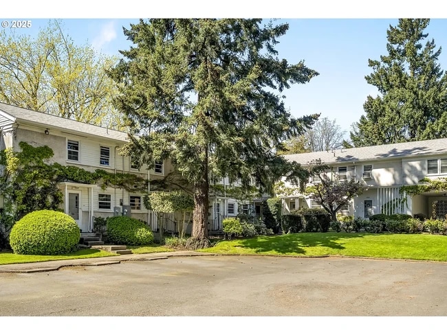 6821 NE Broadway in Portland, OR - Building Photo - Building Photo