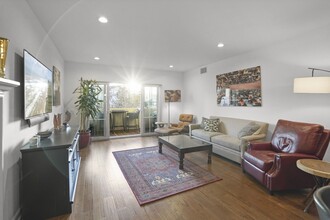 13308 Valleyheart Dr in Los Angeles, CA - Building Photo - Building Photo