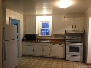 541 Mary Ellen Rd in Rochester Hills, MI - Foto de edificio - Building Photo