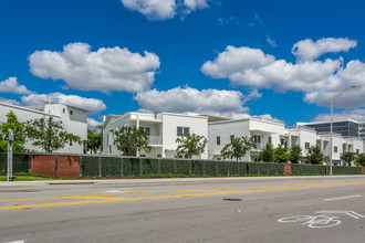 Oasis Park Square at Doral in Doral, FL - Building Photo - Building Photo