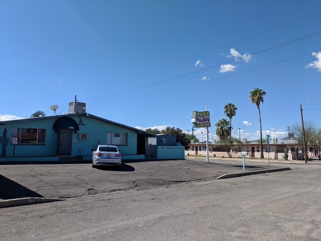 255/225 W. Flores in Tucson, AZ - Building Photo - Other