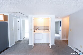 62 Whiton St in Windsor Locks, CT - Building Photo - Building Photo