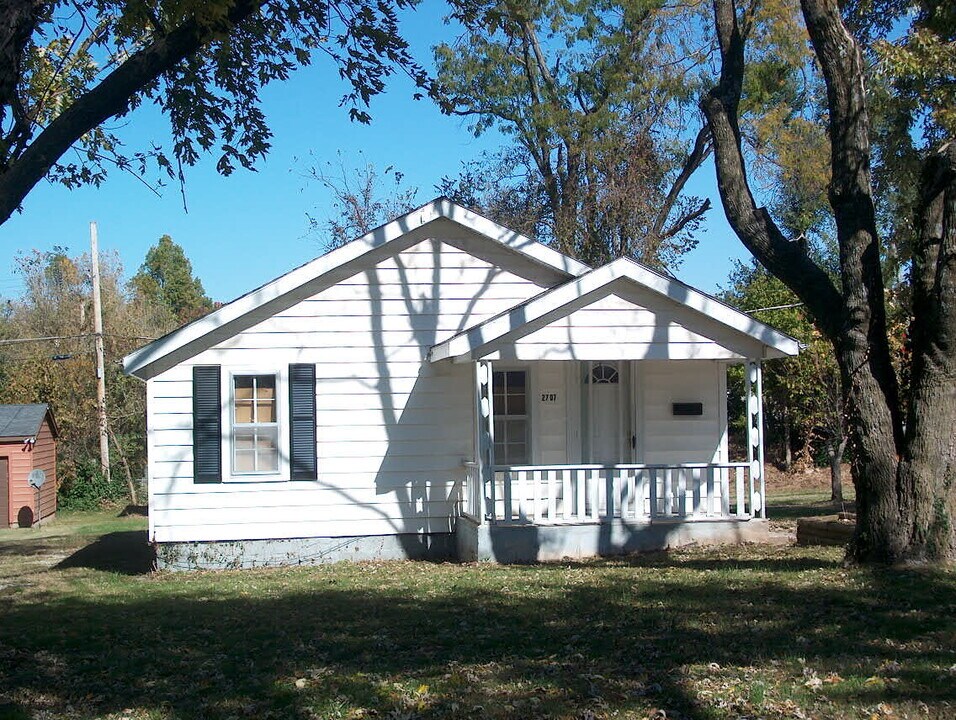 2707 W Elm St in Springfield, MO - Building Photo
