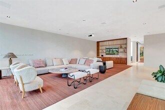 1051 W 48th St in Miami Beach, FL - Foto de edificio - Building Photo