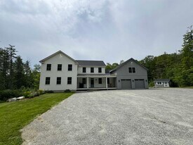 81 Pine Tree Ln in Manchester, VT - Building Photo